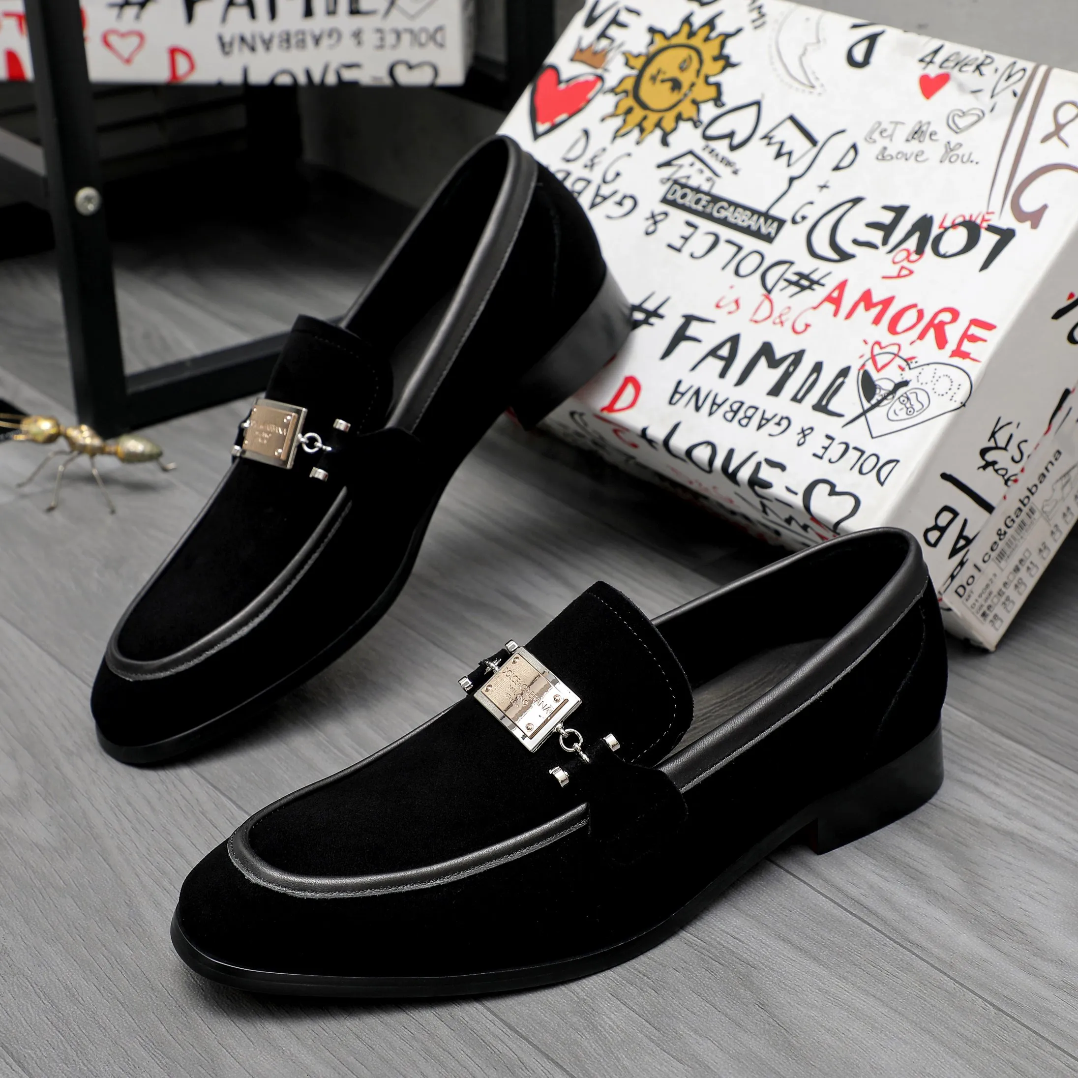 Men's shoes 💰500 Product trademark: DG (Dolce & Gabbana) business casual leather shoes Regular size: 38-45 (45 is custom-made and non-returnable) Product materials: Selected frosted cowhide upper, cowhide lining, original outsole